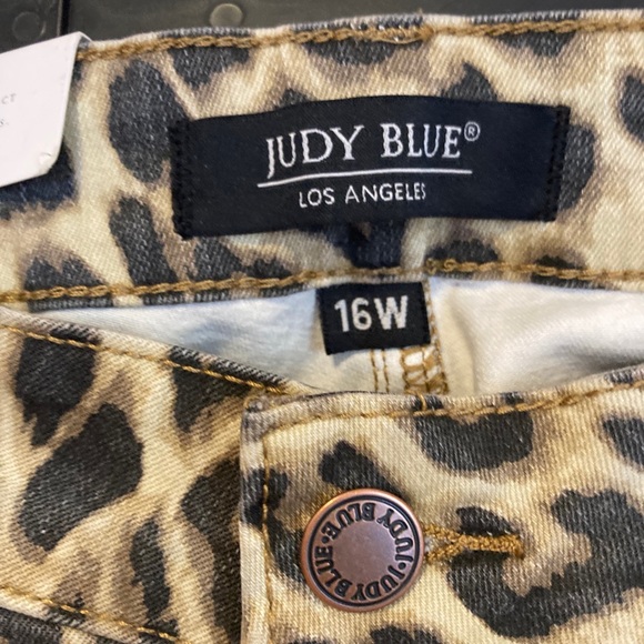 Judy Blue NWT High Rise Leopard Super Flare Jeans - Picture 3 of 9